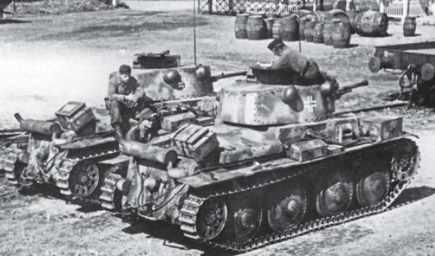 Dos Panzer 38t Ausf E en la retaguardia. Se puede observar la nueva pintura camuflaje usada a partir de 1943