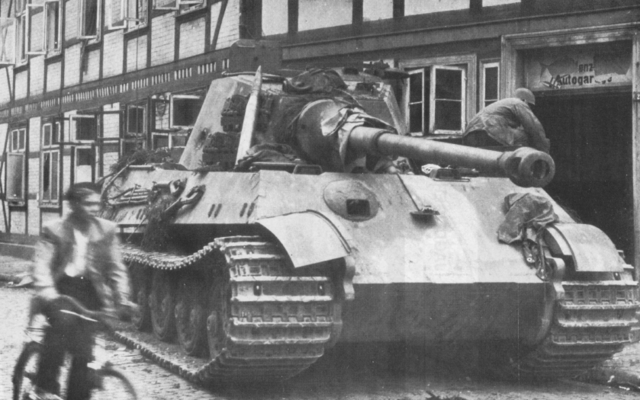 El último Königstiger del 507 Batallón de Carros Pesados abandonado por su tripulación en Osterode, Alemania. 10 de abril de 1945