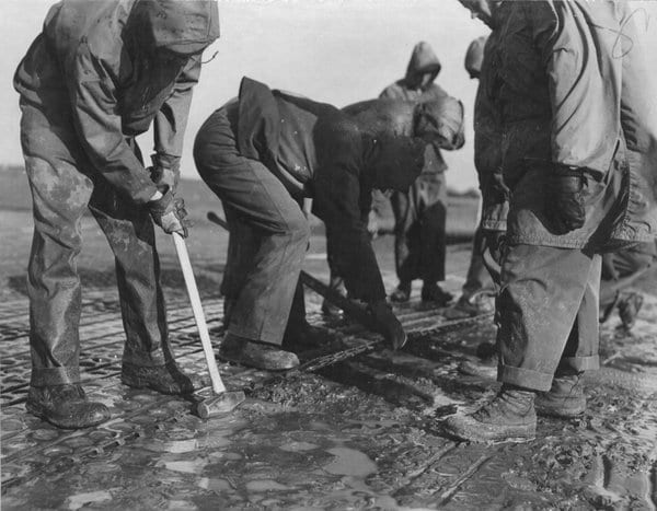 Miembros de los Seabees, instalando las esteras en el aeródromo de Amchitka en las Aleutianas, 1943