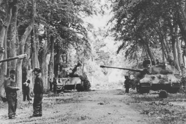 Königstiger del Batallón de Carros Pesados 503 ocultos de la aviación aliada en un bosque cercano a Caen. Normandía, julio de 1944