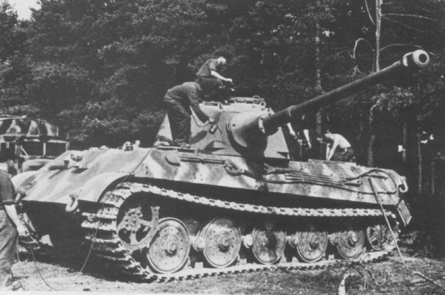 Tripulación de un Tiger II aplicando pintura de camuflaje a su carro antes de ser enviados al frente