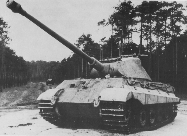 Königstiger fabricado en abril 1944 y entregado en el campo de pruebas de Kummersdorf