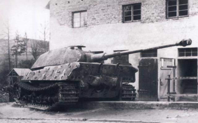 Tiger II, Porsche, del 507 Batallón de Carros Pesados abandonado en Polle, Alemania. Abril de 1945